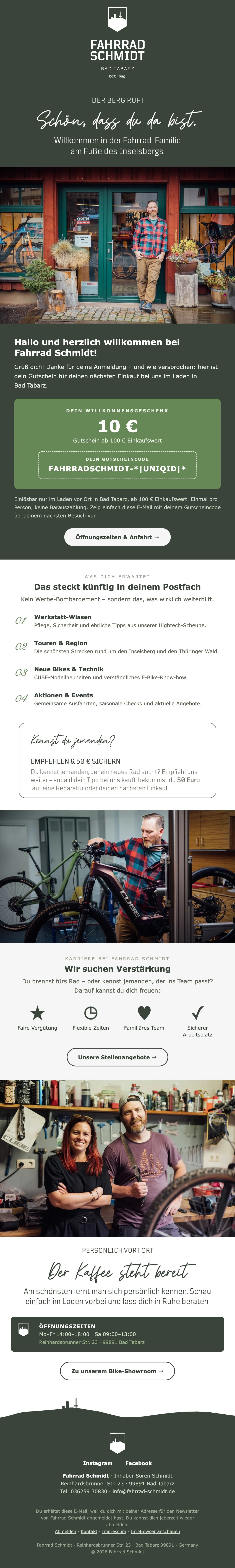 Newsletter-Design für Fahrrad Schmidt in Bad Tabarz, Willkommens-Mail: dunkelgrüner Kopf mit „Schön, dass du da bist.“ in Schreibschrift, darunter der Inhaber vor dem Laden, ein Gutschein über 10 € und was im Postfach zu erwarten ist