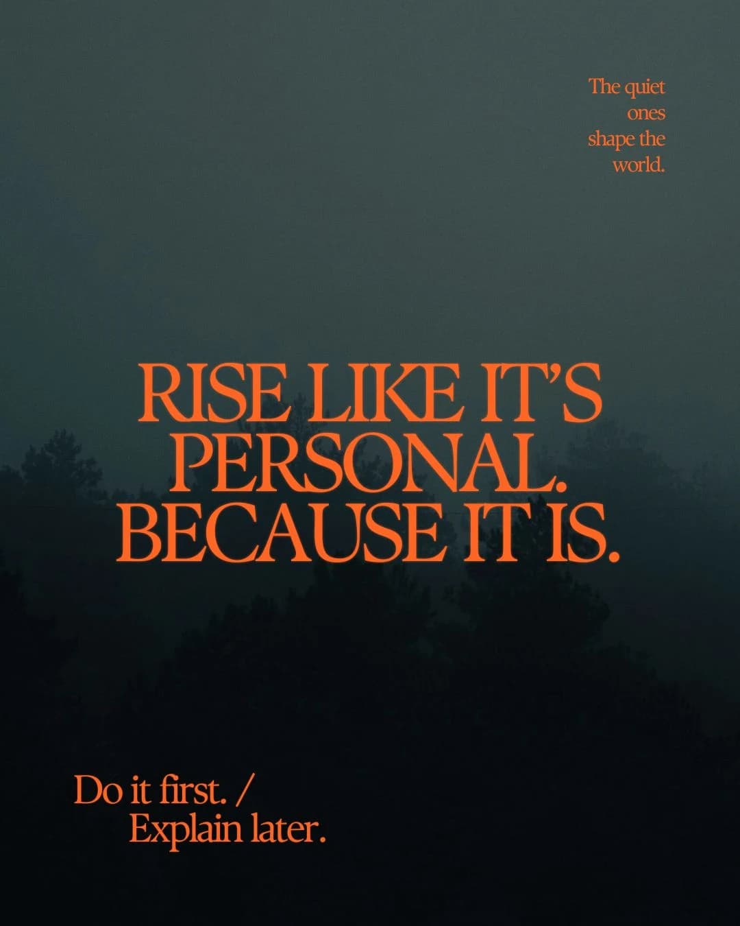 Instagram-Beitrag von @visuals.of.thoughts: „Rise like it’s personal. Because it is.“ in oranger Serifenschrift vor einem dunklen, nebligen Wald