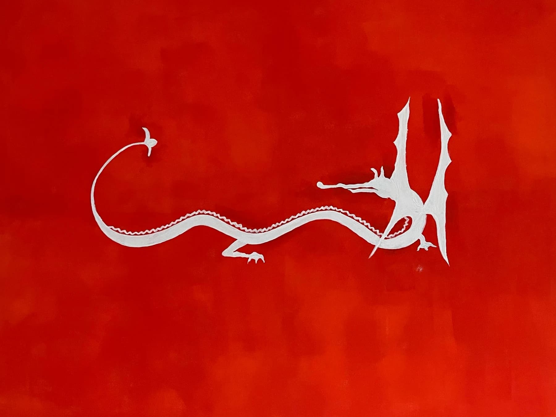 Gemälde „Drache“ von Kristina Debertin: ein schmaler weißer Drache mit langem, geschwungenem Schwanz und aufgestellten Flügeln auf leuchtend rotem Grund