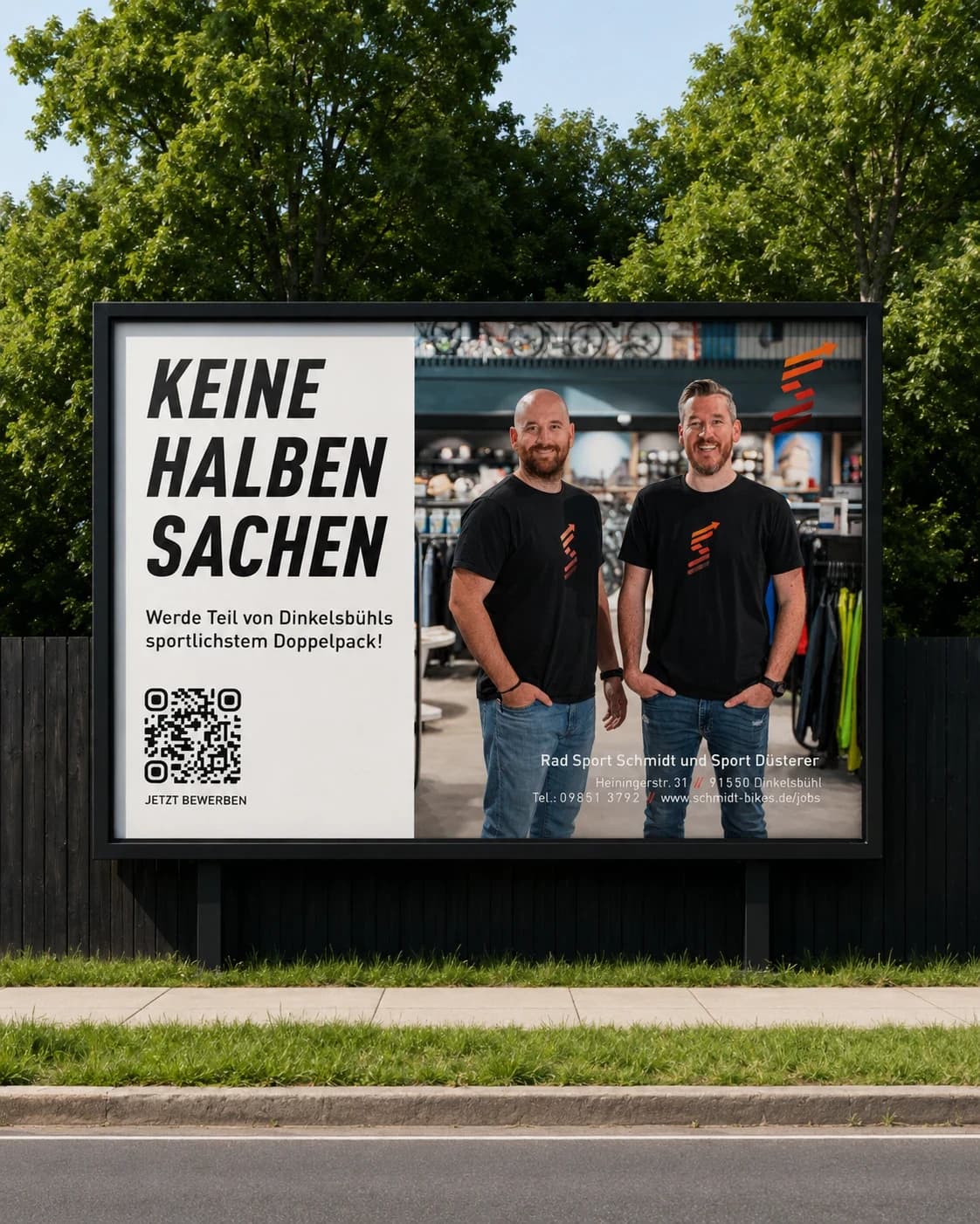 Employer-Branding-Plakat für Rad Sport Schmidt und Sport Düsterer in Dinkelsbühl, Mockup an einer Straße vor Bäumen: links die Zeile „Keine halben Sachen“ mit QR-Code „Jetzt bewerben“, rechts zwei Männer in schwarzen T-Shirts in einem Radgeschäft