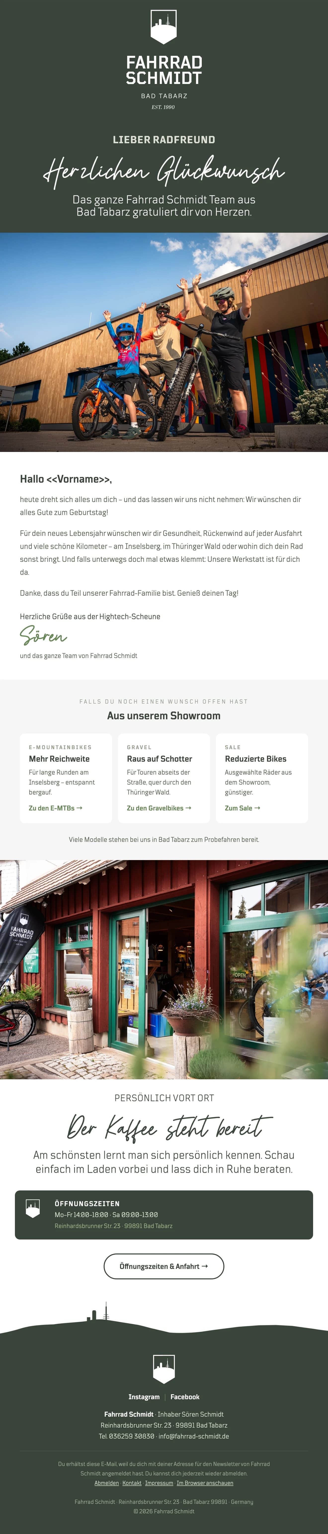 Newsletter-Design für Fahrrad Schmidt in Bad Tabarz, Geburtstags-Mail: dunkelgrüner Kopf mit „Herzlichen Glückwunsch“ in Schreibschrift, darunter eine Familie mit Rädern vor einem Holzhaus, der Glückwunsch und Angebote aus dem Showroom