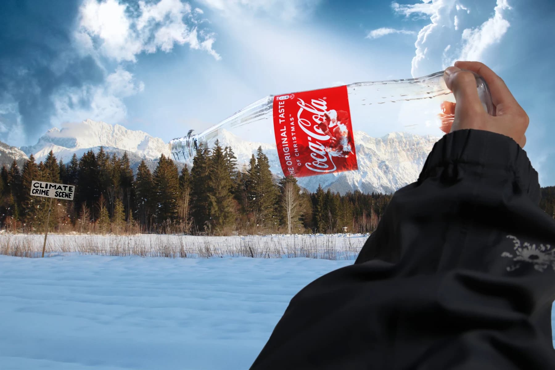 Photoshop-Collage „Climate Crime Scene“ (Studienarbeit): eine Hand hält eine leere Coca-Cola-Flasche schräg vor ein verschneites Bergpanorama mit Tannenwald, links im Schnee steht ein Schild „Climate Crime Scene“
