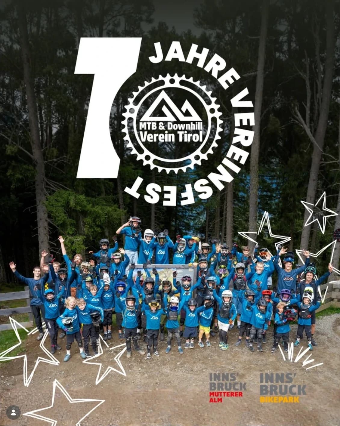 Instagram-Beitrag zum Jubiläum: das Zeichen „10 Jahre Vereinsfest“ des MTB & Downhill Vereins Tirol über einem Gruppenfoto des Vereins im Wald